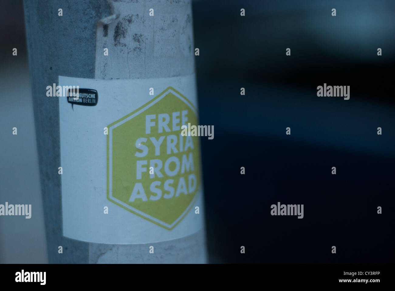 Kostenlose Syrien Wahlplakat auf einem Mast in Hamburg, Deutschland. Stockfoto