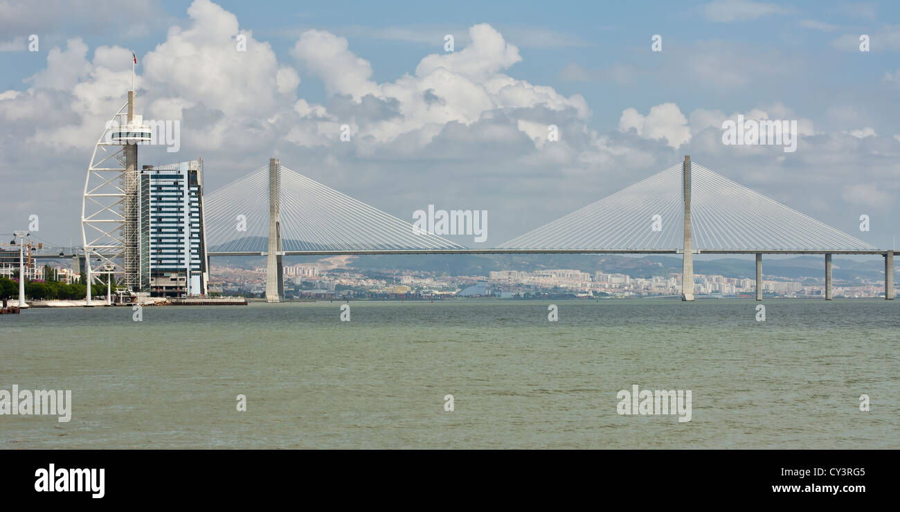 Vasco da Gama Bridge Und Tower, Parque Das Nações (Park der Nationen), Lissabon, Portugal Stockfoto