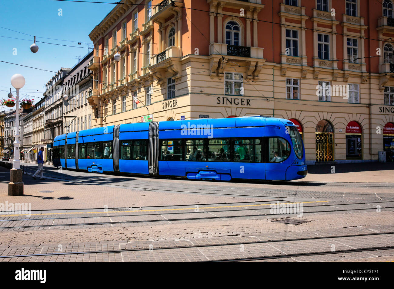 Blauen Straßenbahnen in der Stadt von Zagreb in Kroatien Stockfoto