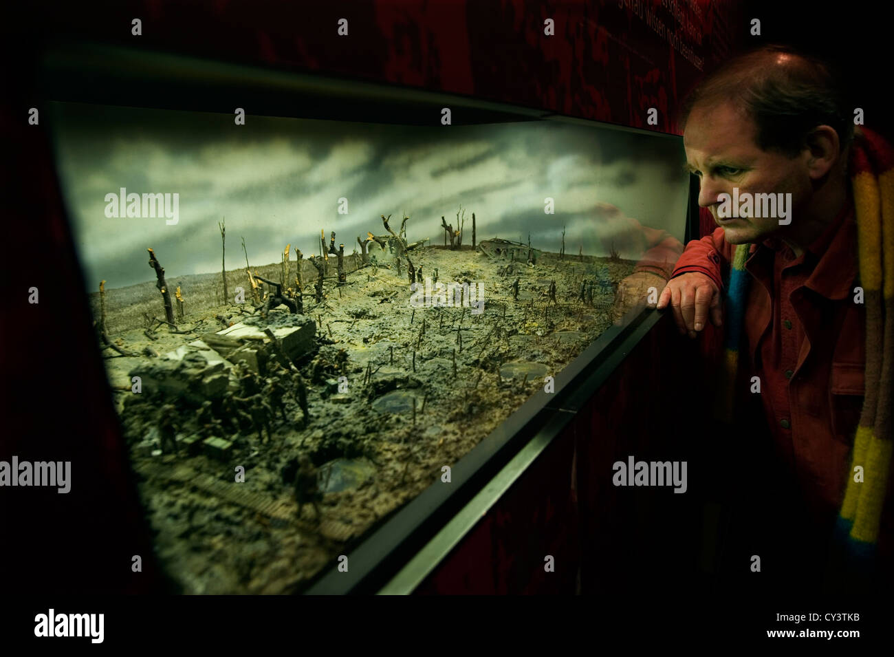 Michael Morpurgo, Autor von Krieg Pferd besucht das WW1 Flanders Fields Museum in Ieper (Ypern) in Belgien. Stockfoto