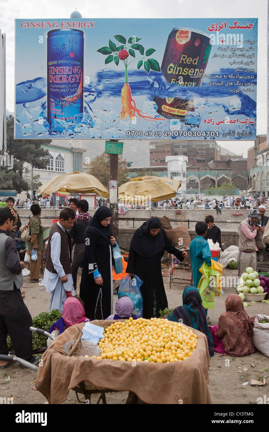 Werbung für Energie Getränke in Kabul. Stockfoto