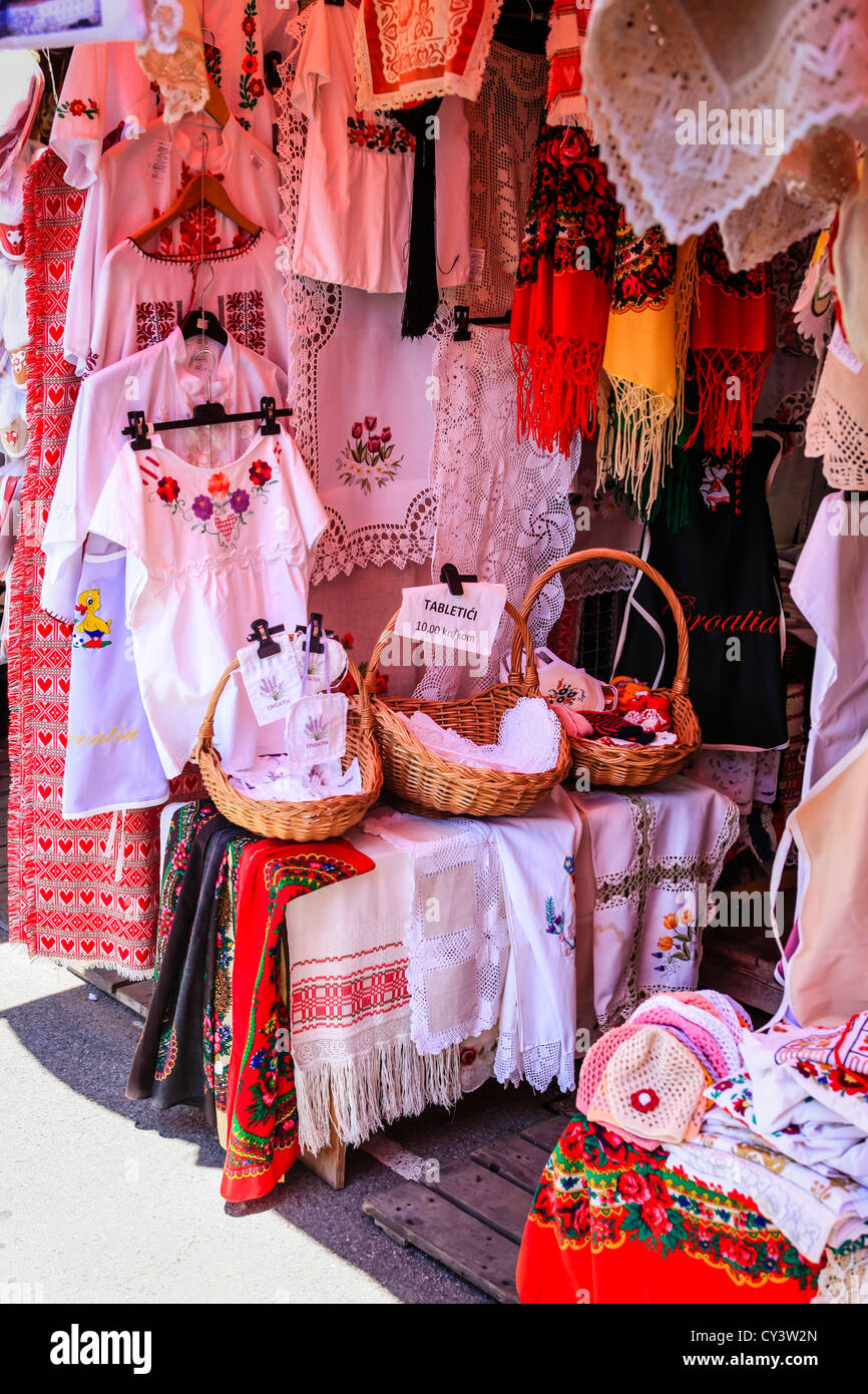 Gutbürgerlich kroatischen Handarbeiten und Bekleidung auf einem Markt stall in Zagreb Stockfoto