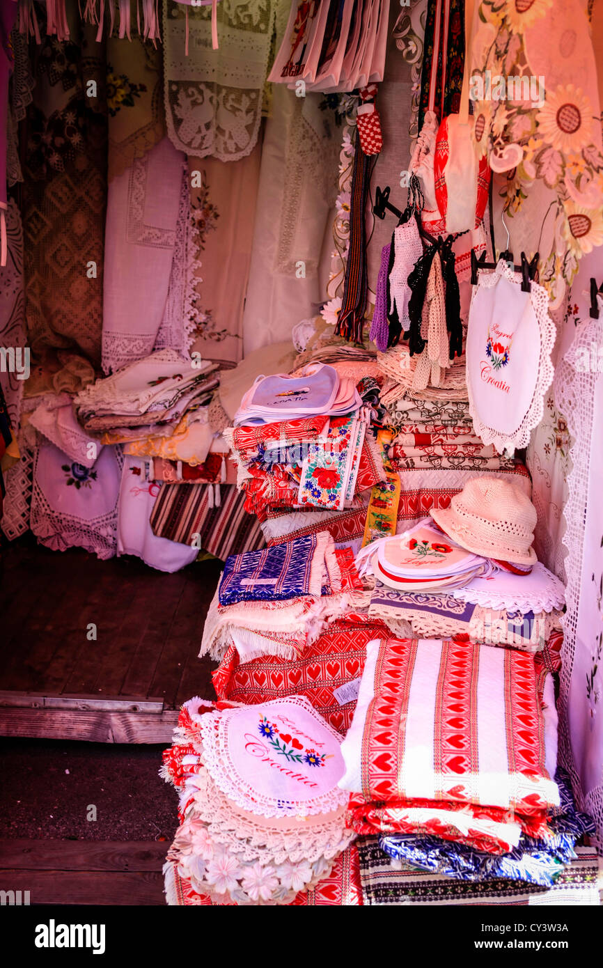 Gutbürgerlich kroatischen Handarbeiten und Bekleidung auf einem Markt stall in Zagreb Stockfoto