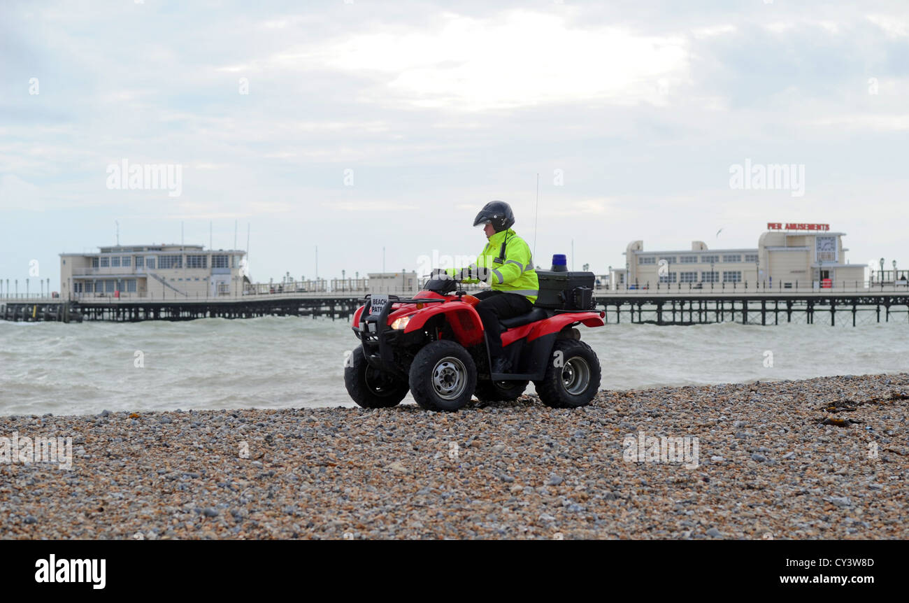 Beach Patrol Officer auf Quad-Bike auf Worthing Strand West Sussex UK Stockfoto
