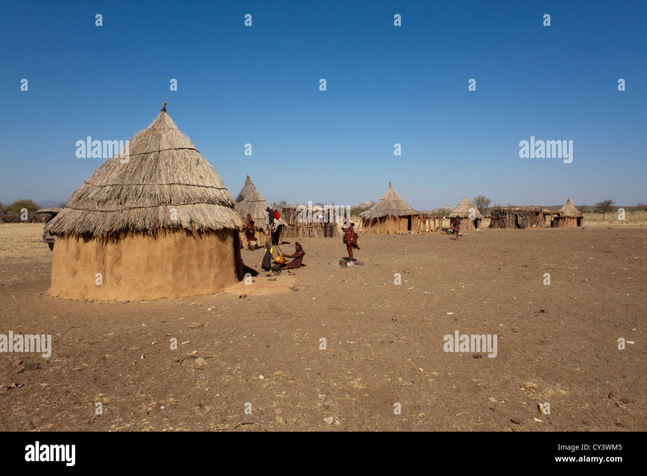 Himbas in Namibia. Stockfoto