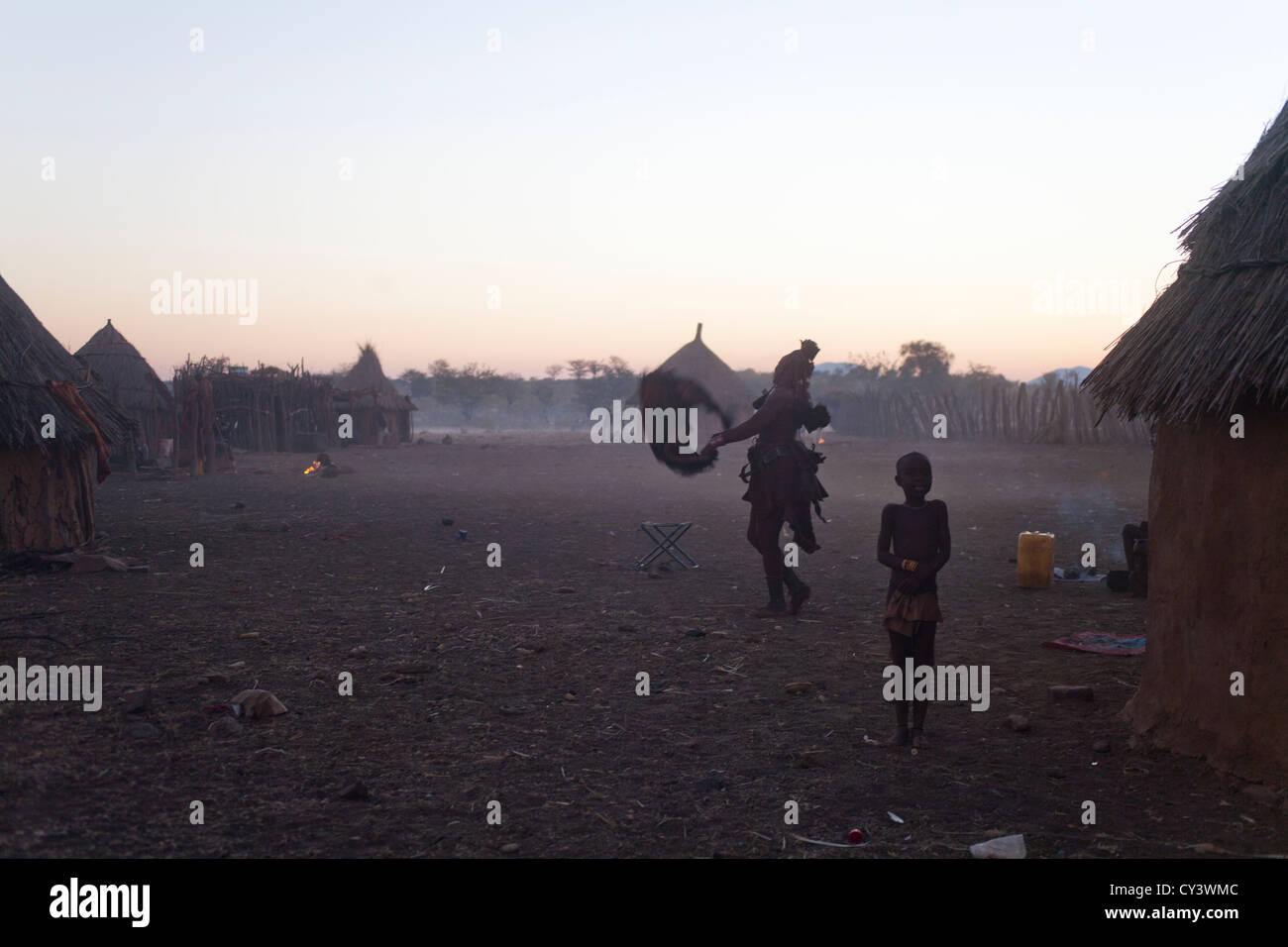 Himbas in Namibia. Stockfoto