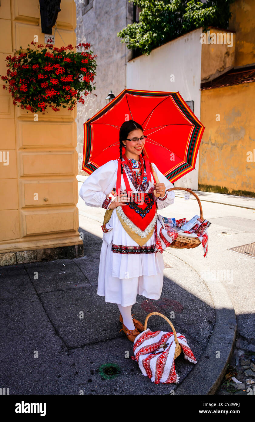 Kroatische Mädchen, gekleidet in traditioneller Kleidung verkauft Souvenirs in Zagreb Stockfoto