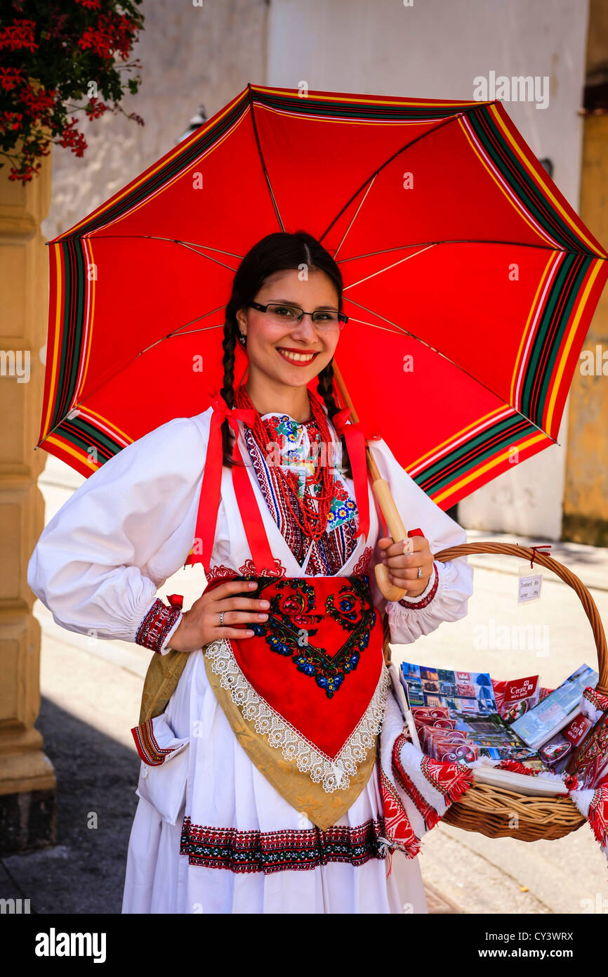 Kroatische Mädchen, gekleidet in traditioneller Kleidung verkauft Souvenirs in Zagreb Stockfoto