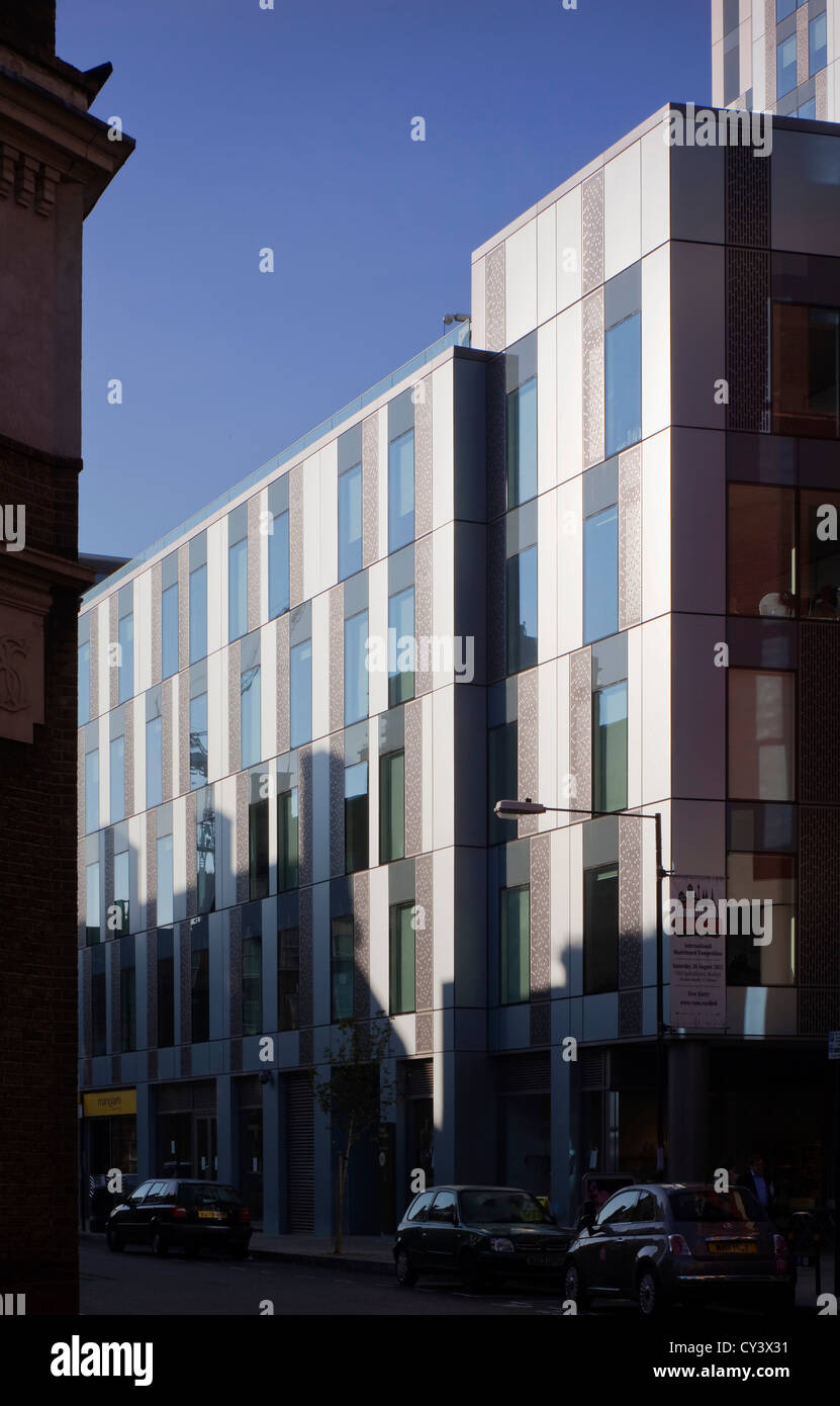 NIDO, London, Vereinigtes Königreich. Architekt: TP Bennett, 2010. Engere Ansicht des Gebäudes auf Straßenniveau Bell Lane entnommen. Stockfoto