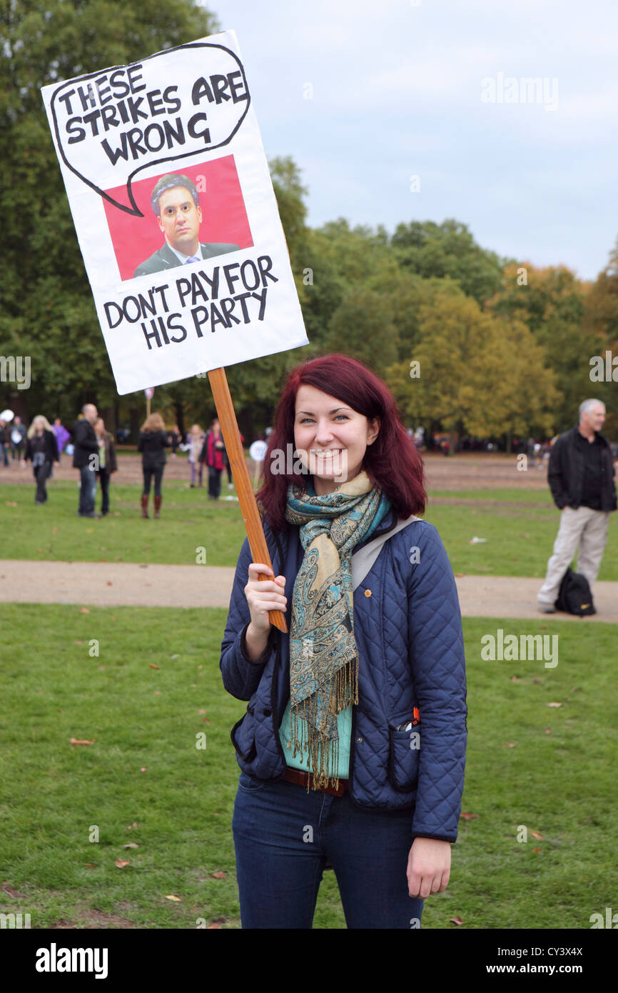 Junge Frau mit Schild, A Future, die Works, TUC März & Rallye, Zentral-London Stockfoto