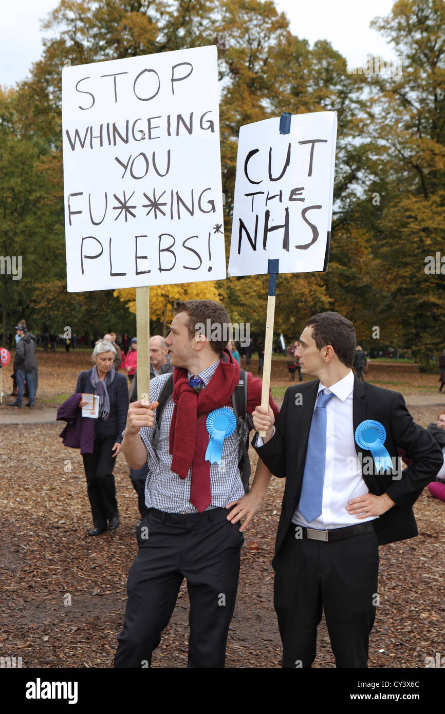 Anti-Sparmaßnahmen und Regierung schneidet Demonstranten in A Future, dass Werke London. Mit Stop Pleb & schneiden Plakate des NHS London UK Stockfoto