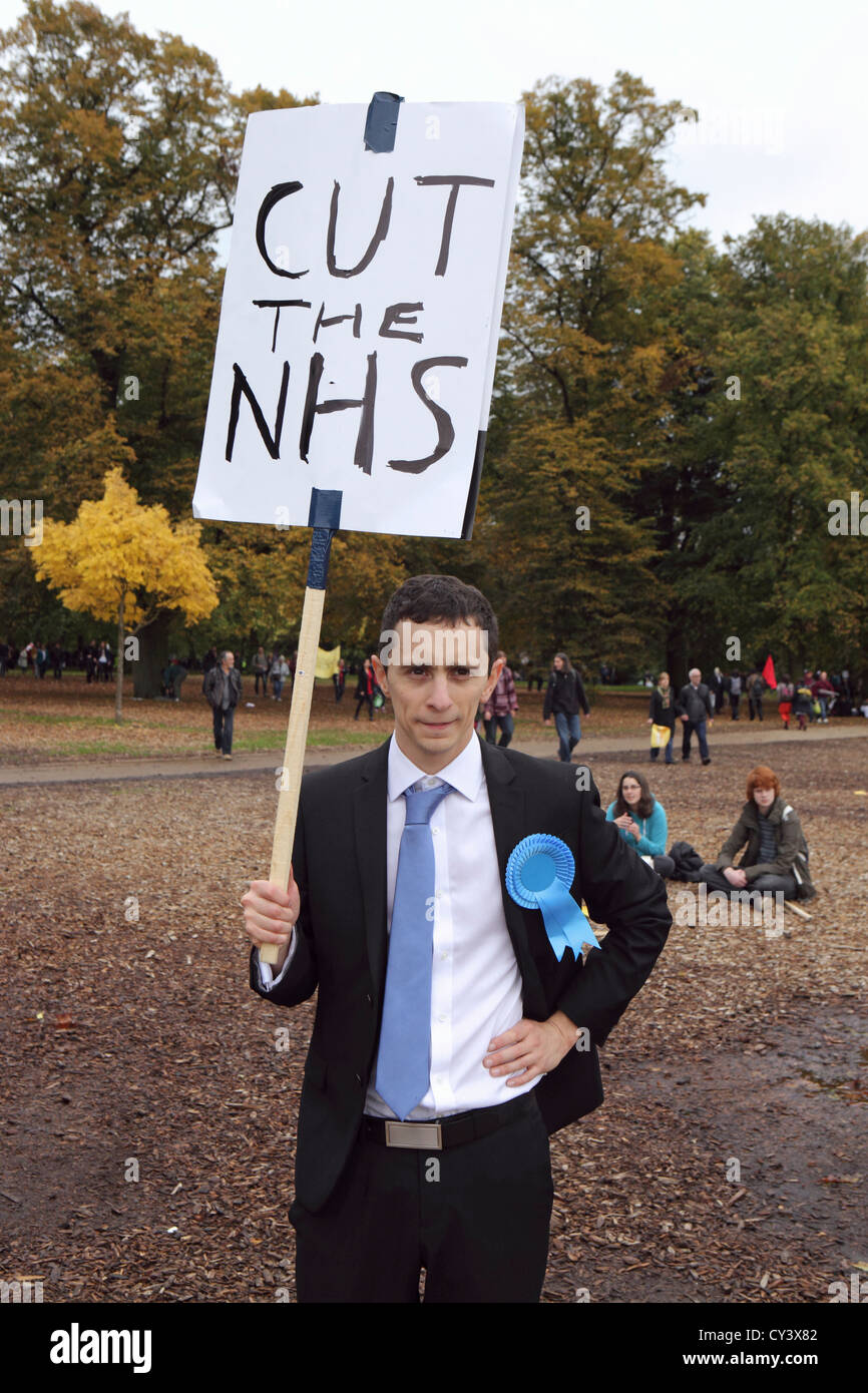 Anti-Regierung schneidet Demonstrant in A Future, die Works, London. Mit Plakat "Schnitt des NHS", London UK Stockfoto