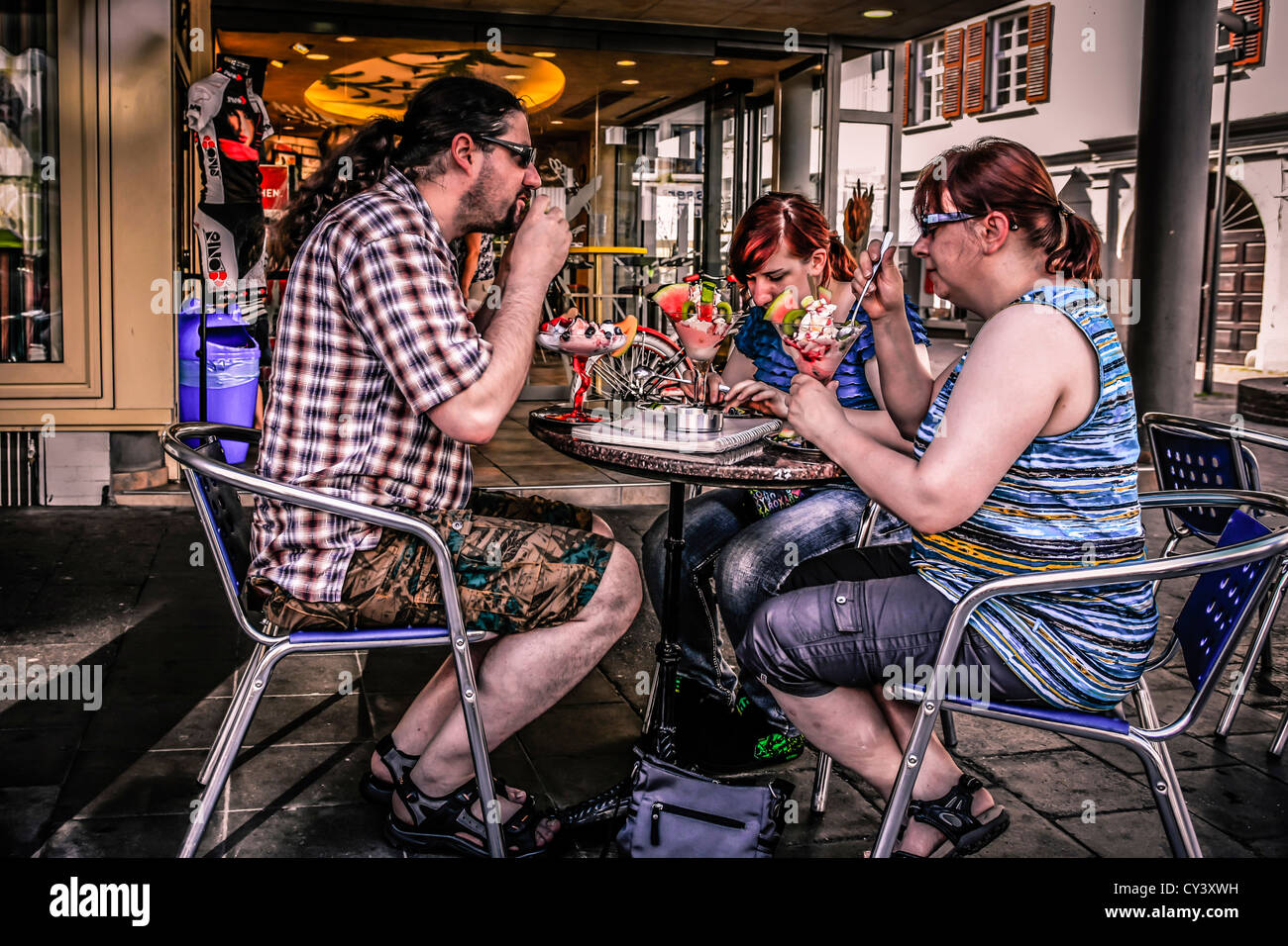 Menschen, stopfte in riesigen Eisbecher vor einem Café in Ulm Deutschland Stockfoto