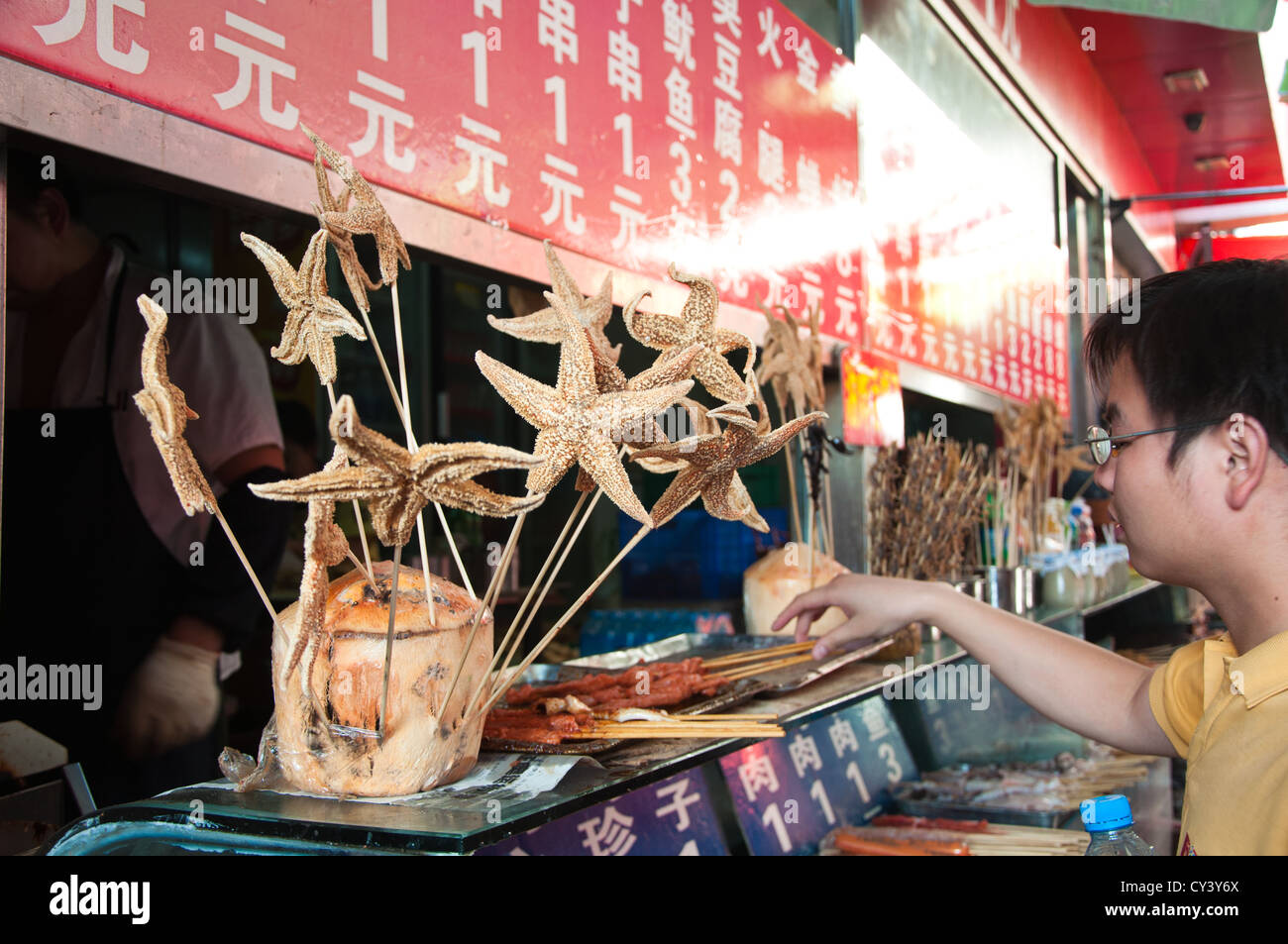 Aufgespießt Steet Essen. Eine beliebte chinesische Delikatesse auf dem DongHuaMen Nachtmarkt in WangFuJing, Beijing. Stockfoto