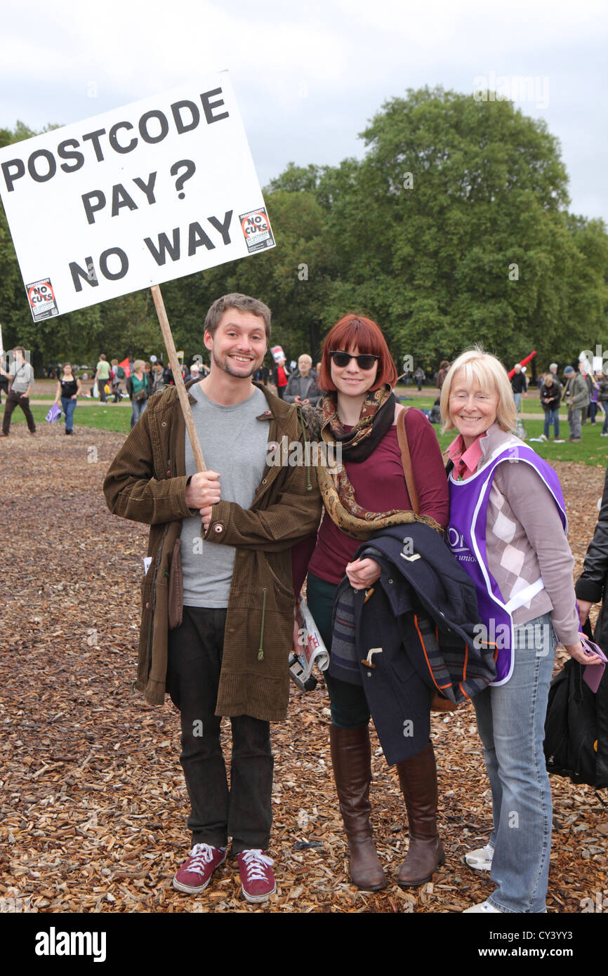 Gegen Sparpolitik und Regierung schneidet Demonstranten A Future, die Works, London. Durchführung von Plakat, PLZ Pay No Way, London UK Stockfoto