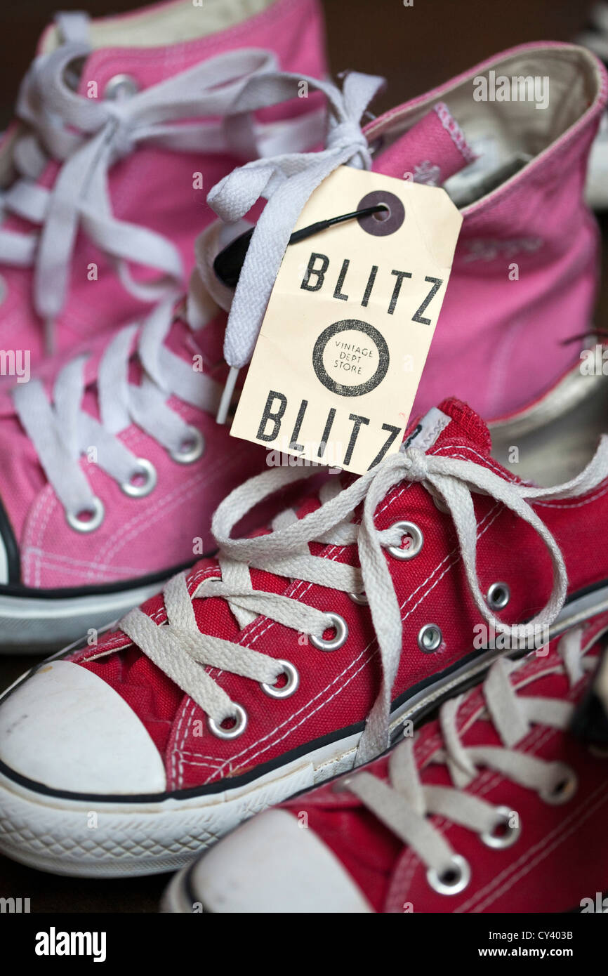 Antik-Schuhe im Vintage-Kleidung Shop Blitz auf der Hanbury Street. Spitalfields. London-UK Stockfoto