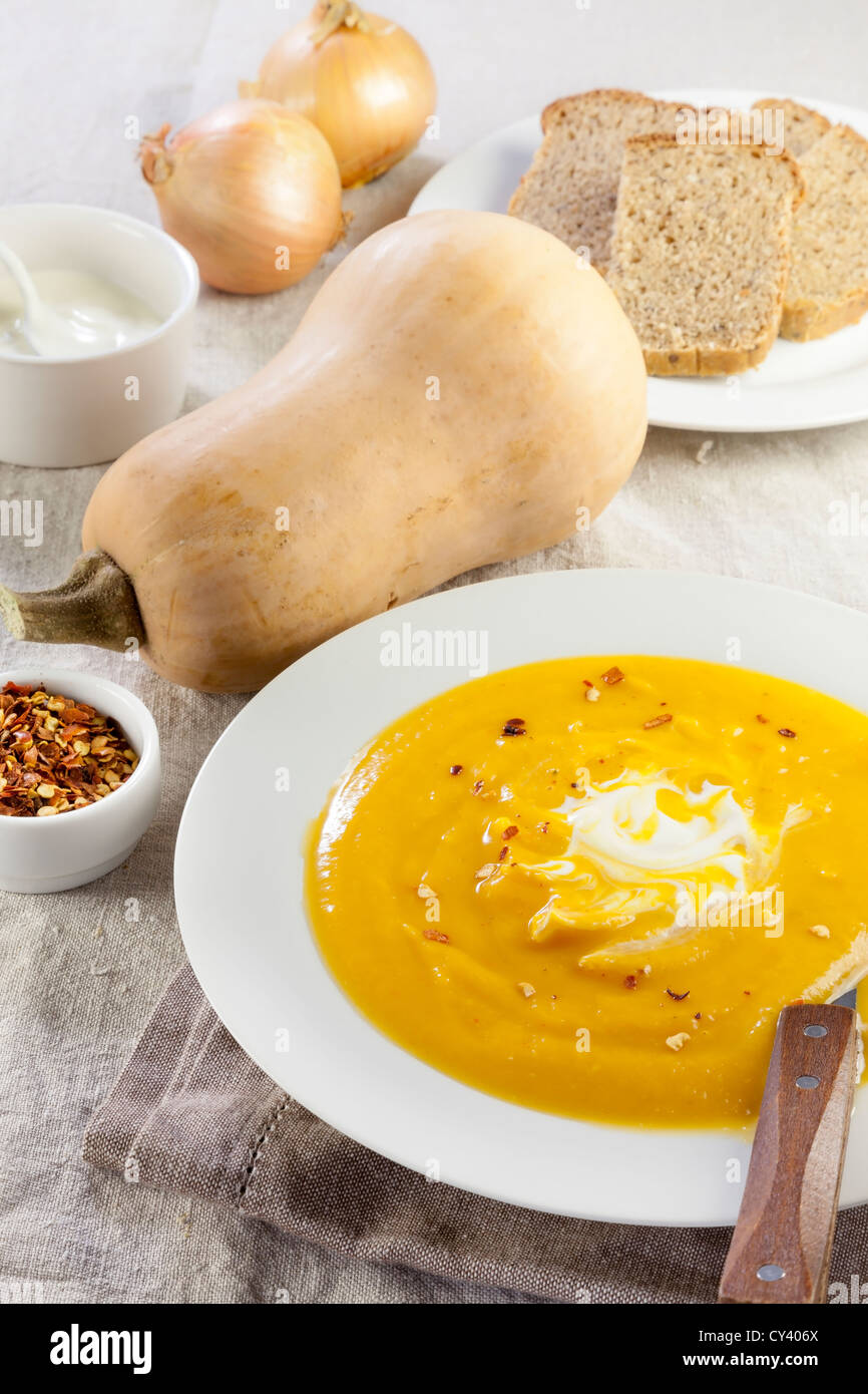 Butternut-Kürbis-Suppe mit chili Stockfoto
