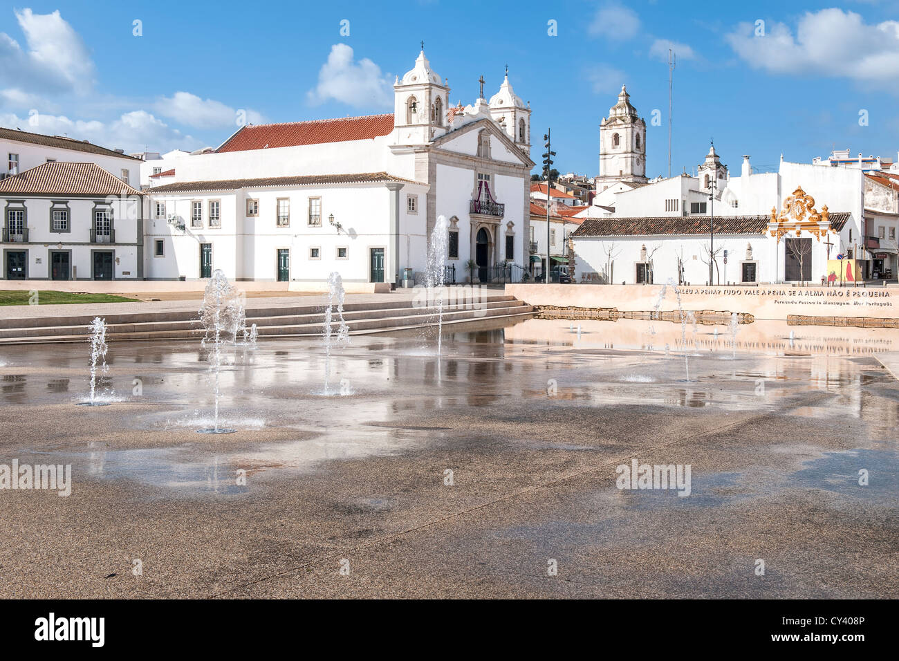 Kirche Santa Maria und Brunnen, Praça da Republica, Lagos, Algarve, Portugal Stockfoto