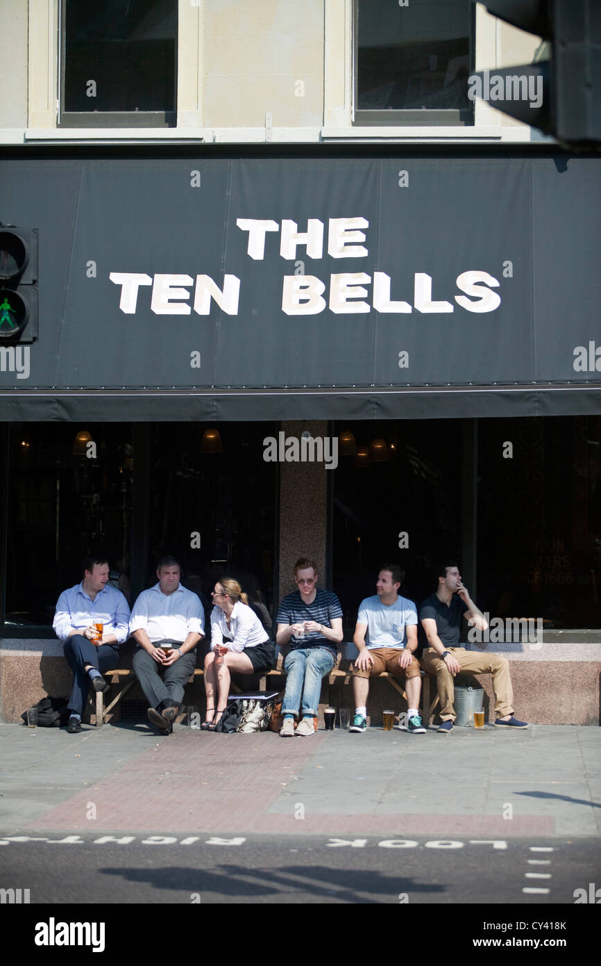 Männer und Frauen trinken außerhalb der zehn Glocken Public House in Spitalfields, London, UK Stockfoto