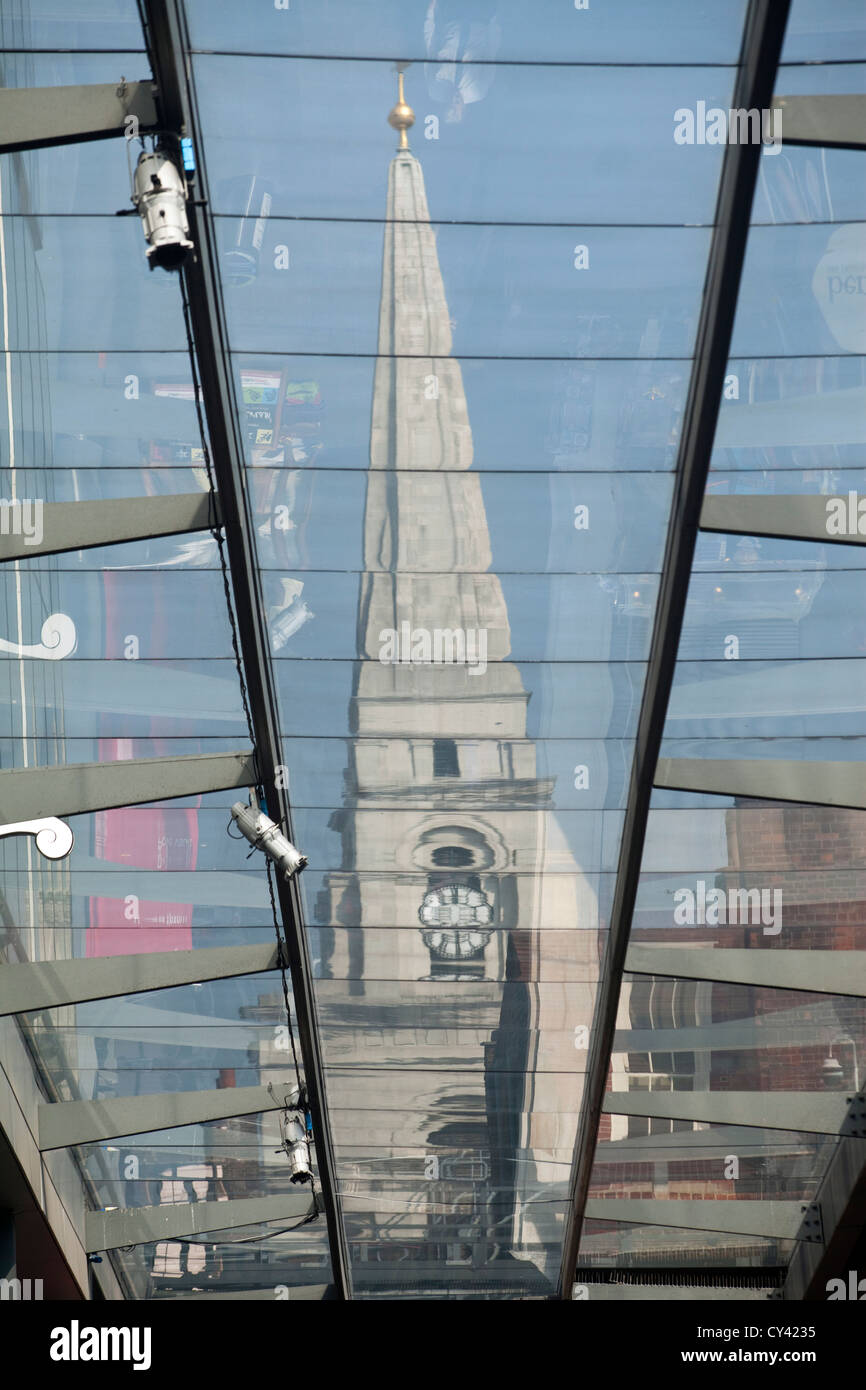 Der Turm der Christuskirche Hawksmoor gesehen durch das Glasdach der Spitalfields Market, London, UK Stockfoto