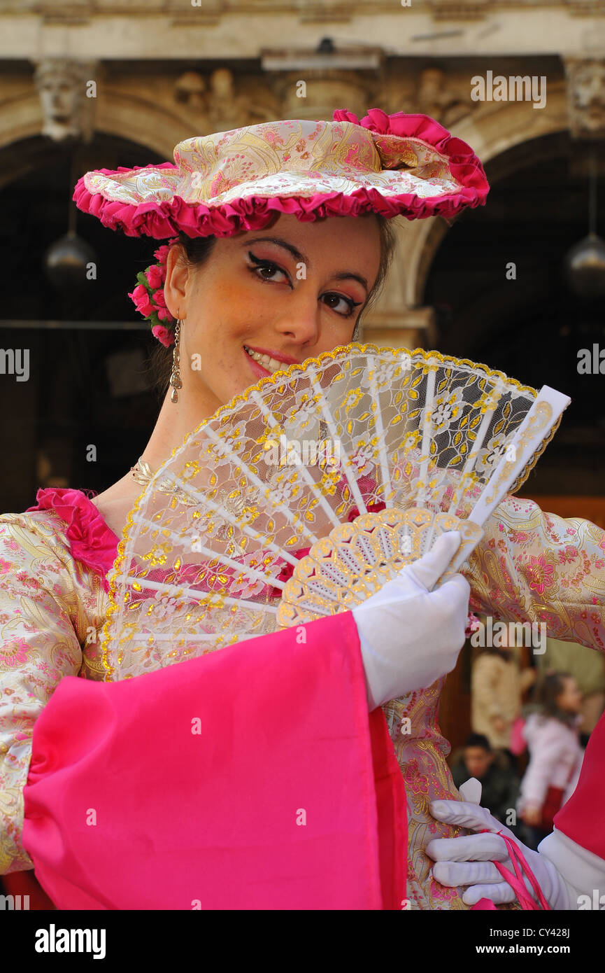 Maske Träger, Karneval in Venedig, Italien. Stockfoto
