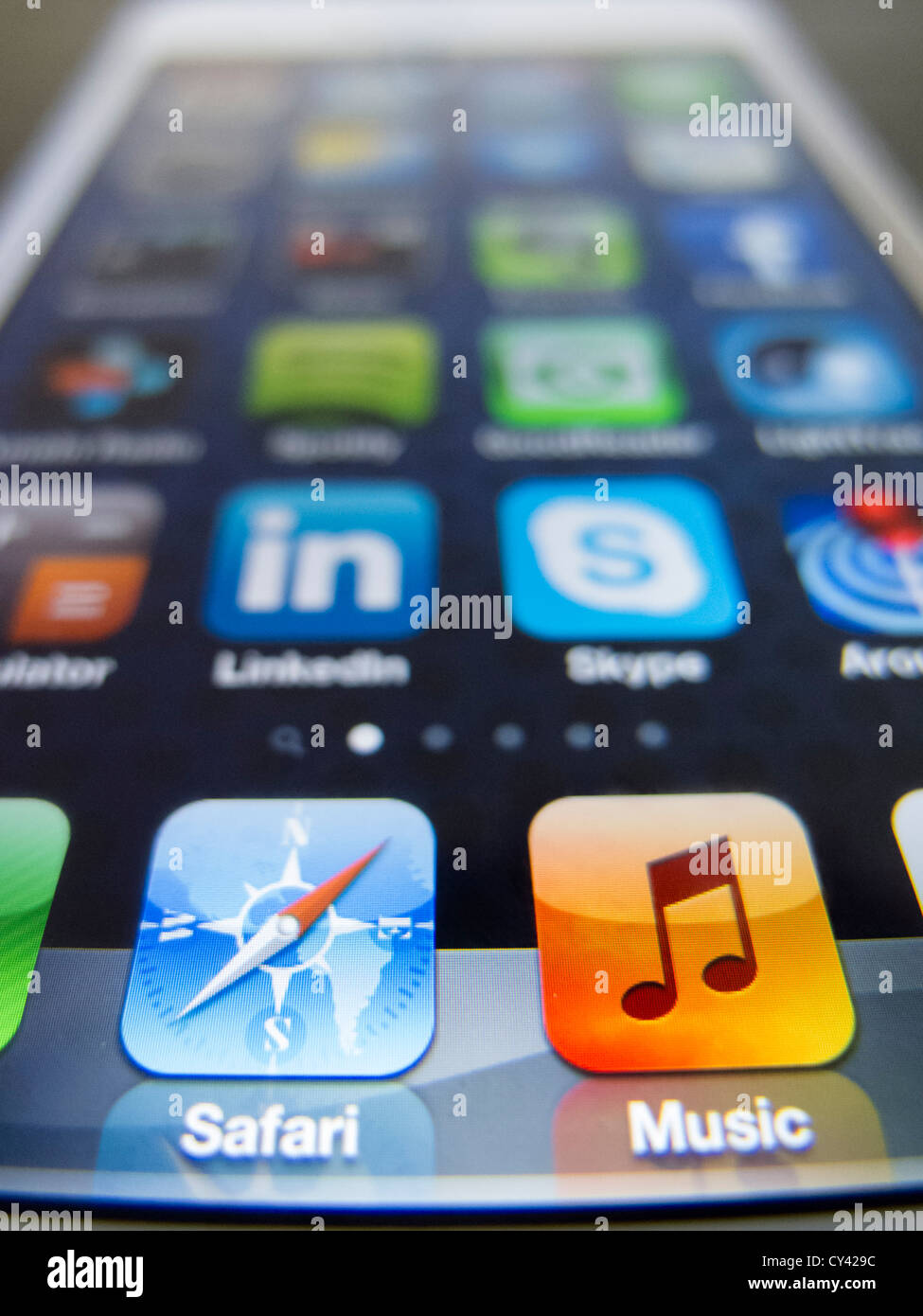 Detail des neuen iPhone5 Smartphone-Bildschirm zeigt viele Homescreen apps Stockfoto