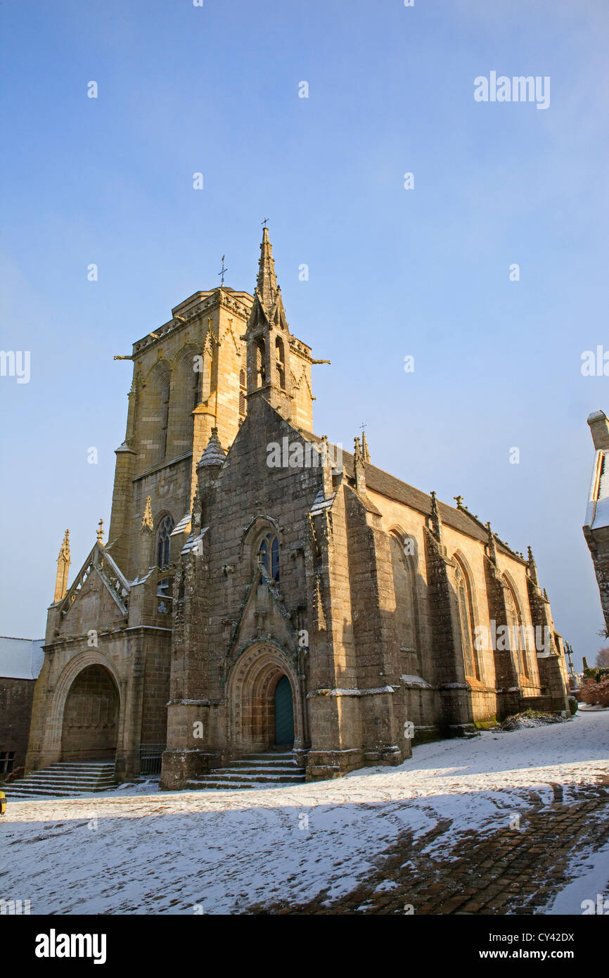 Europa, Frankreich, Bretagne, Finistere (29), Locronan Kirche St. Ronan mit Schnee Stockfoto