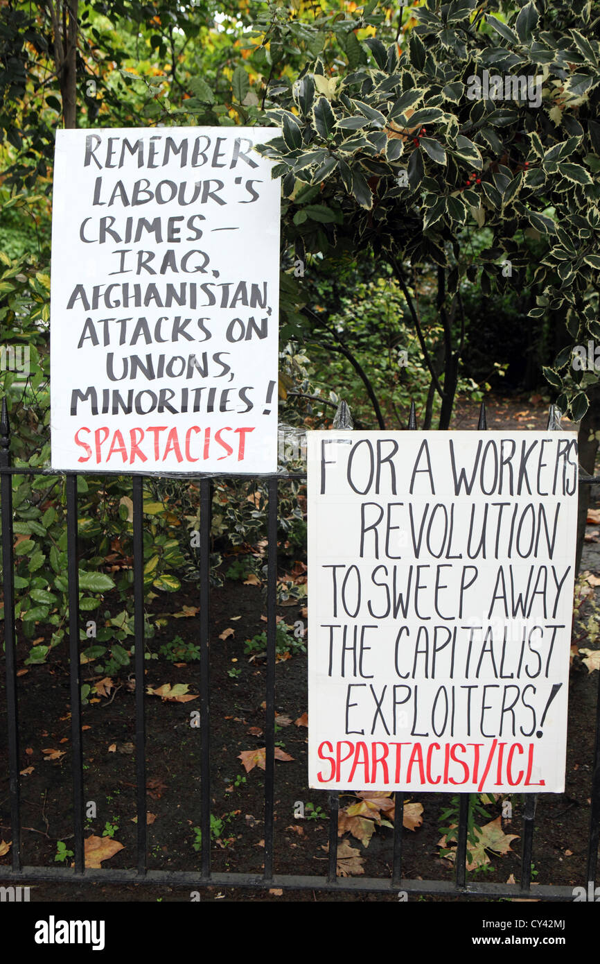 Linke sozialistische Plakate angebracht, Geländer, Zentral-London Stockfoto