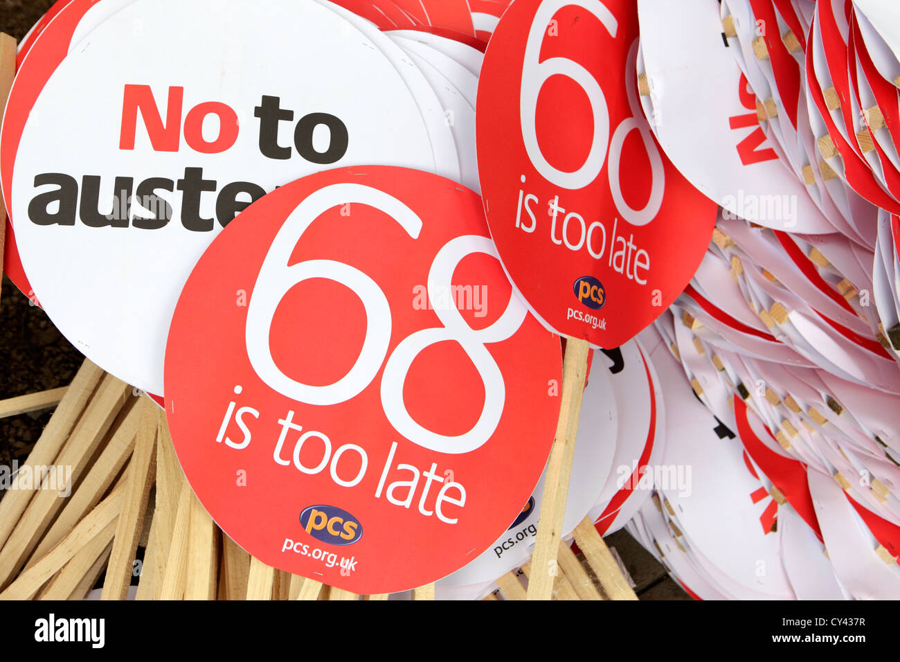 Stapel von Protest Plakate "68 zu spät". Anti-Rente steigt auf 68 Jahre alt, London, UK. Eine Zukunft, die funktioniert Stockfoto