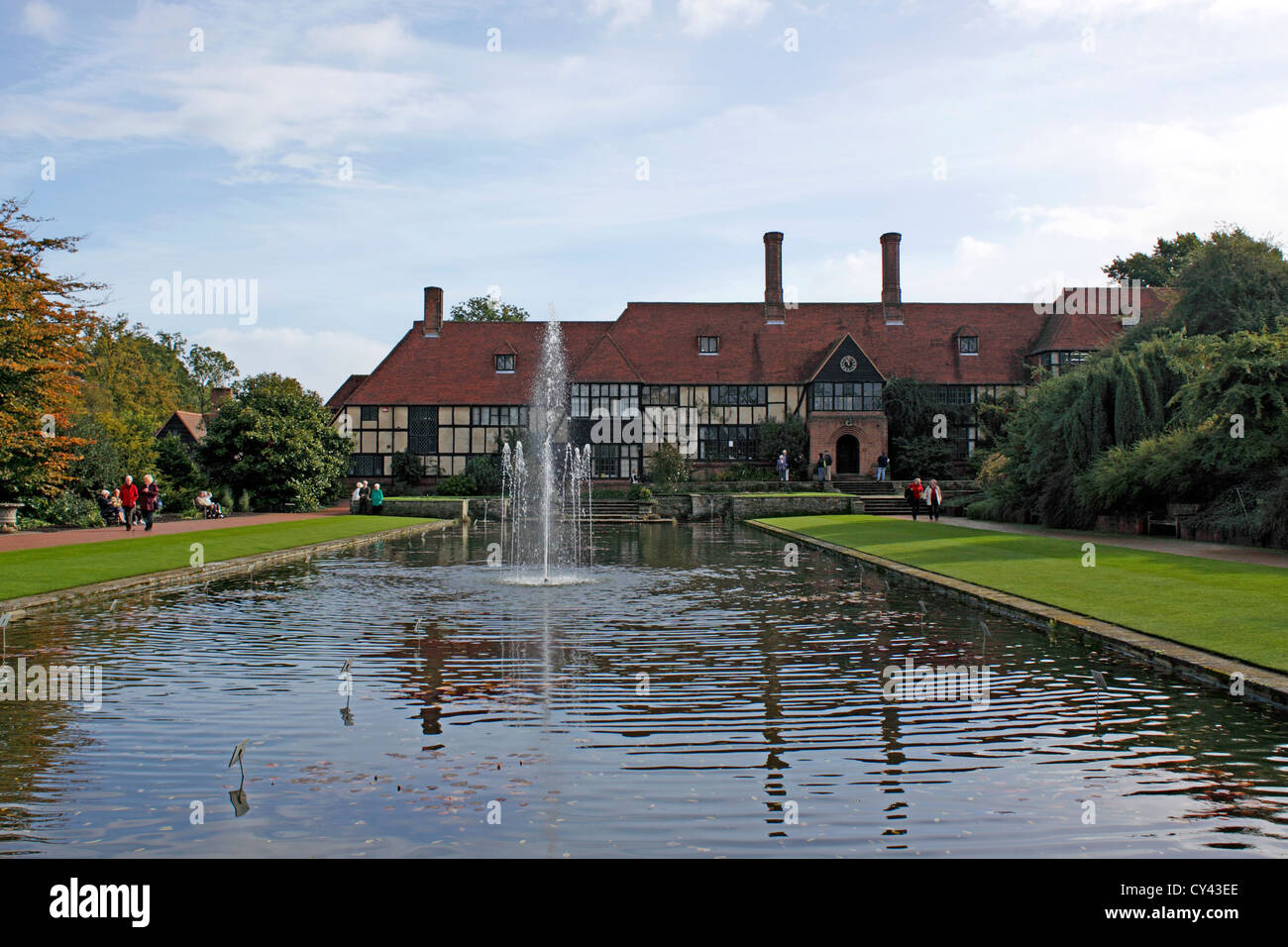 DER KANAL UND HAUS AM RHS WISLEY. SURREY UK. Stockfoto