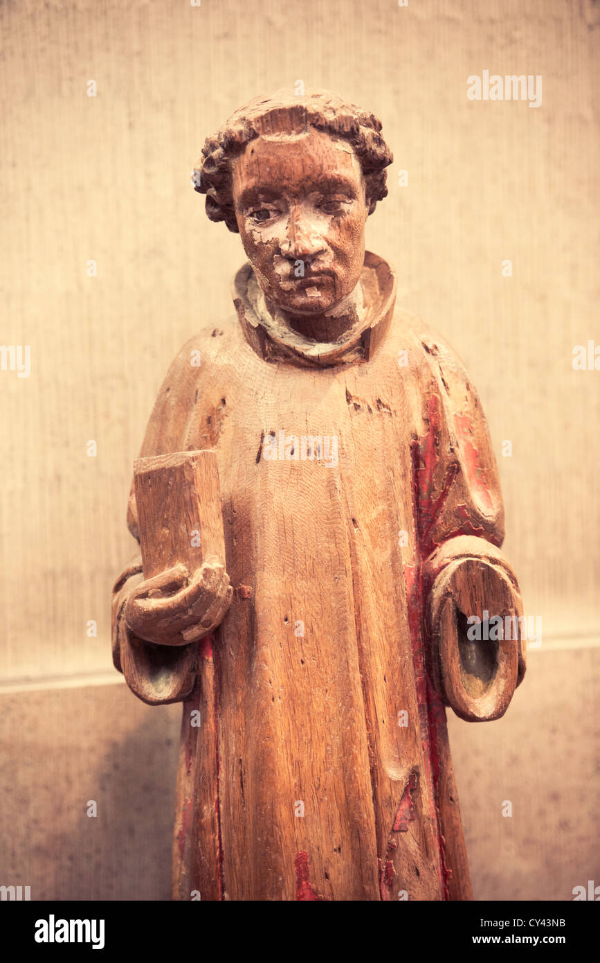 Antike Statue aus Holz von nachdenklicher Mönch gemacht Stockfoto