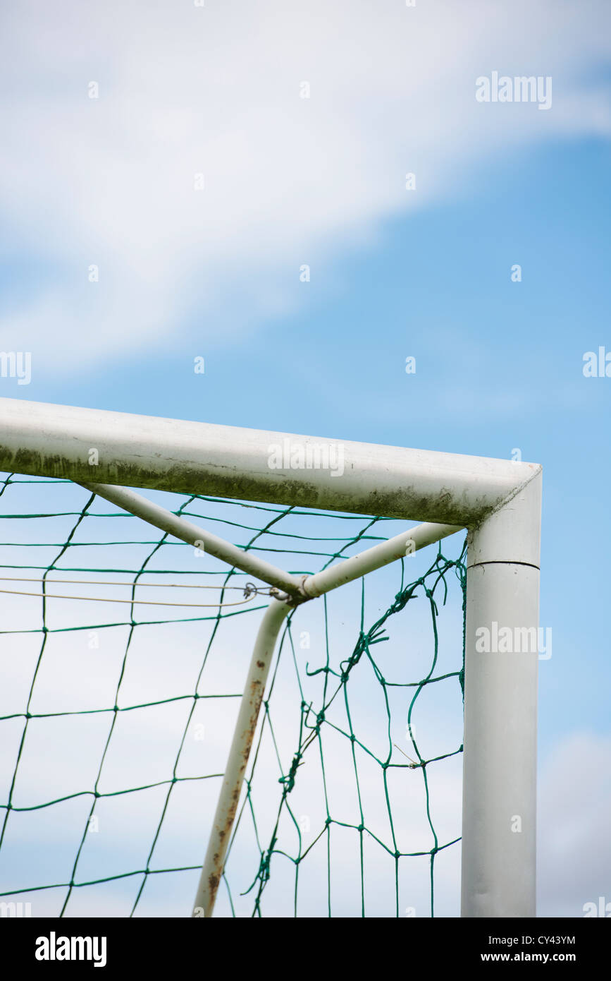 Blauer Himmel und Detail der Fußballtor Stockfoto