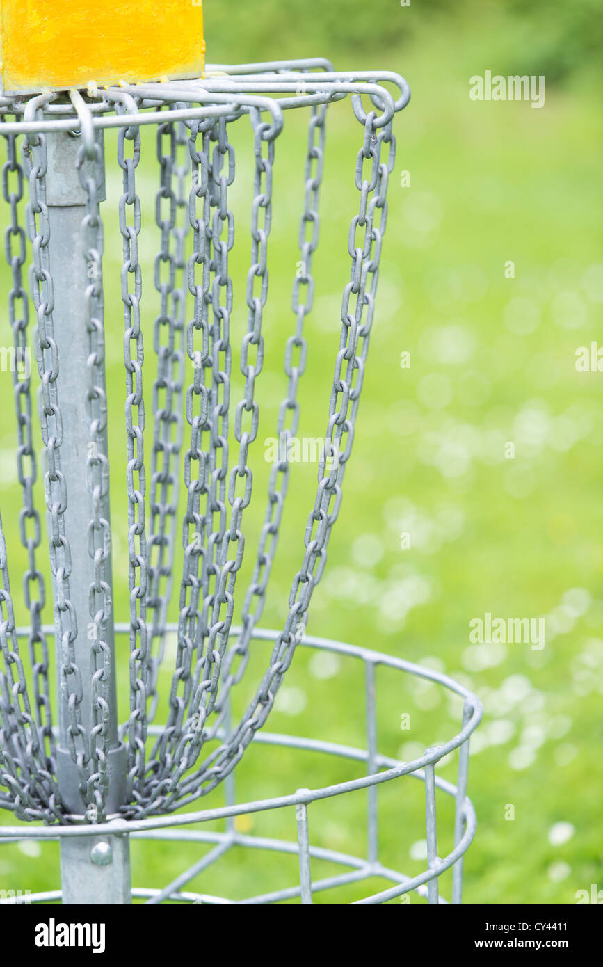 Korb auf Wiese verwendet für Frisbee-golf Stockfoto