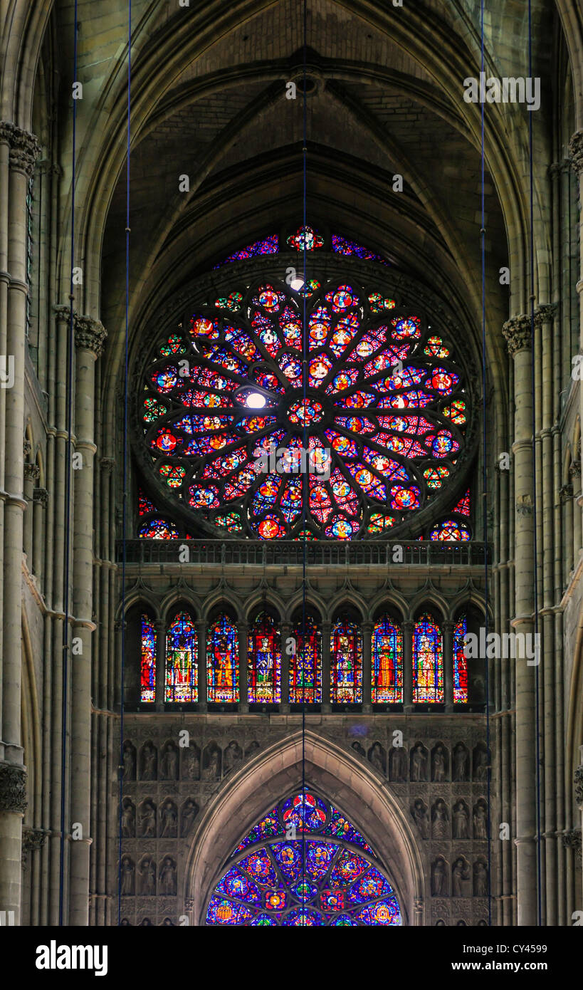 Die Kirchenfenster von innen Reims Kathedrale Frankreich gesehen Stockfoto