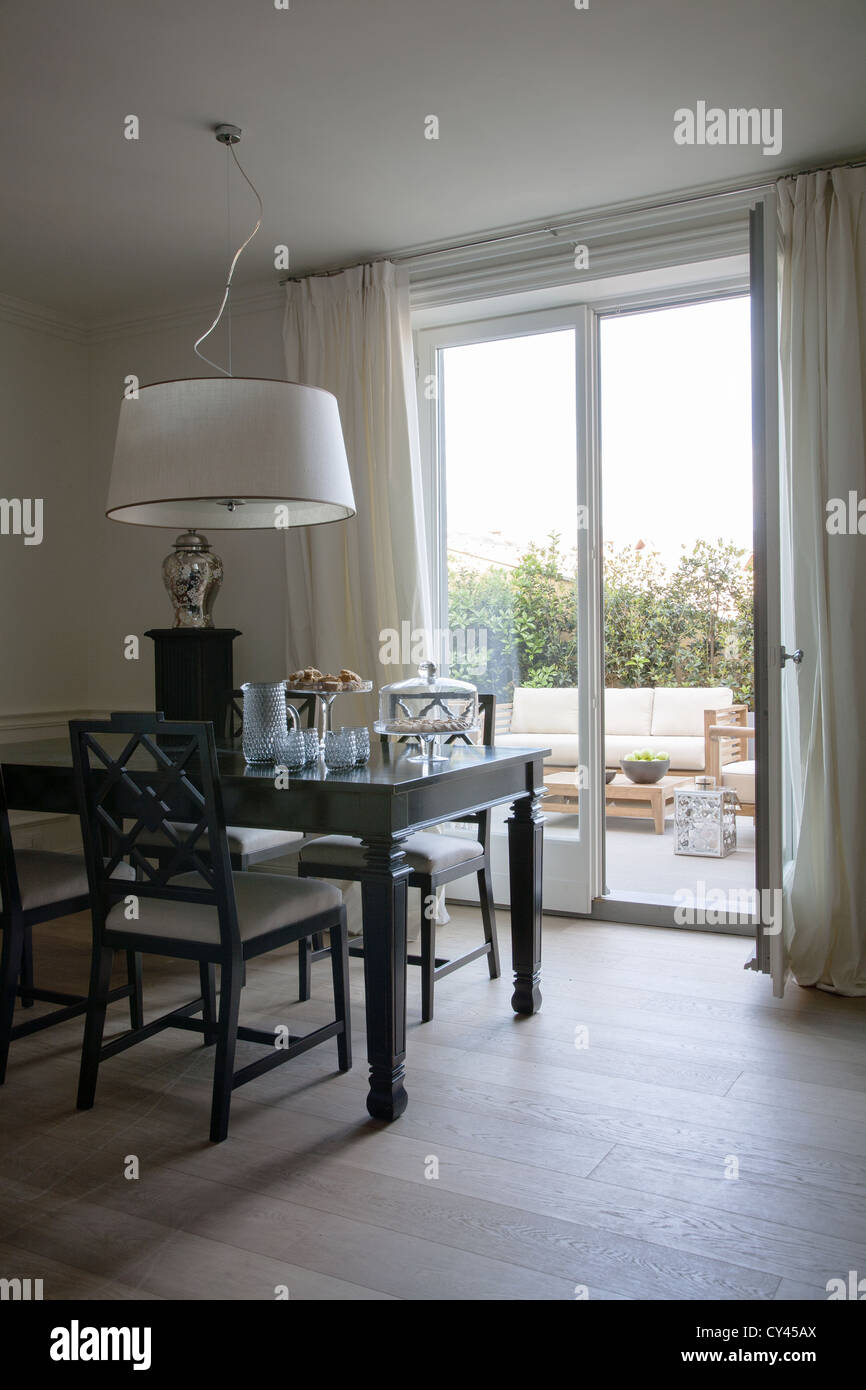 Interieur in einer Wohnung mit Tisch, Stühlen und Kuchen Stockfoto