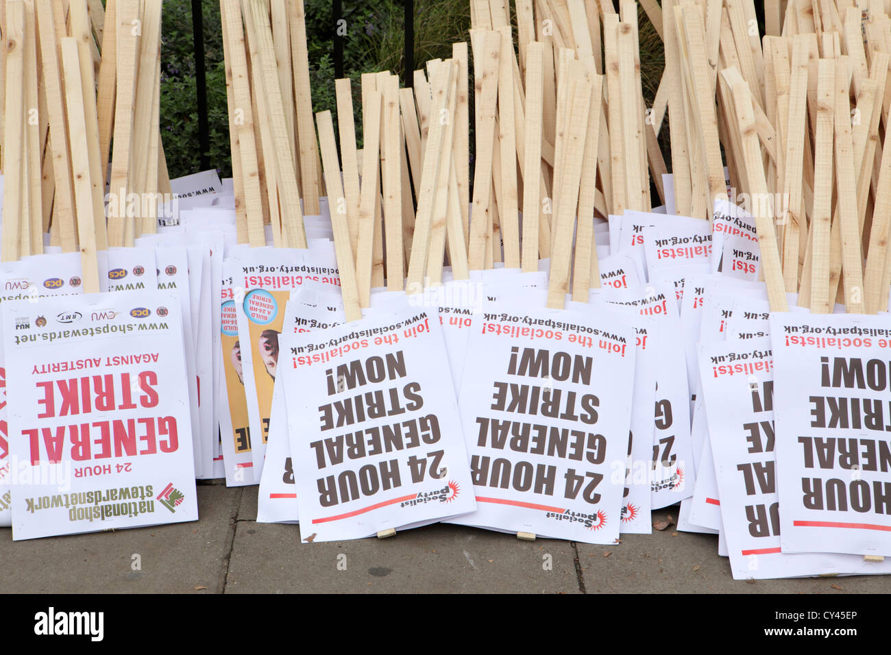 Zahlreiche Anti-Regierung Kürzungen Plakate warten auf Abholung durch Demonstranten, A Future, die Works, März & Rallye London, 20.10.12 Stockfoto