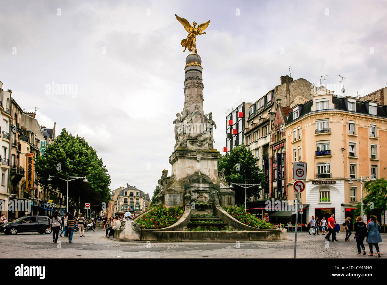 Statue der geflügelte Sieg am Sube Brunnen im Ort Drouet Erlon Reims, Frankreich Stockfoto