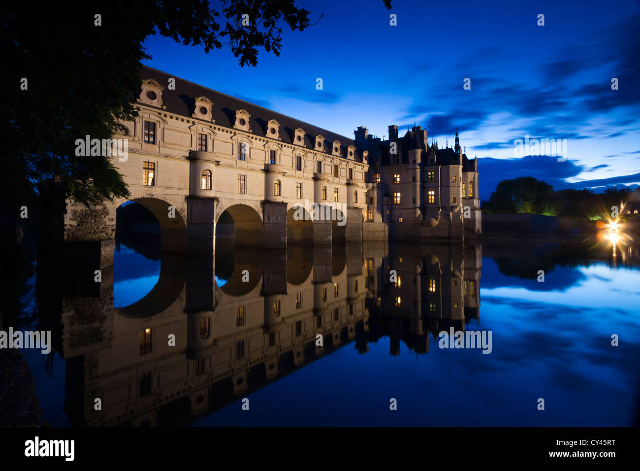 Chateau de Chenonceau in der Abenddämmerung (Loire-Tal Burg nahe dem Dorf von Chenonceaux, Frankreich) Stockfoto