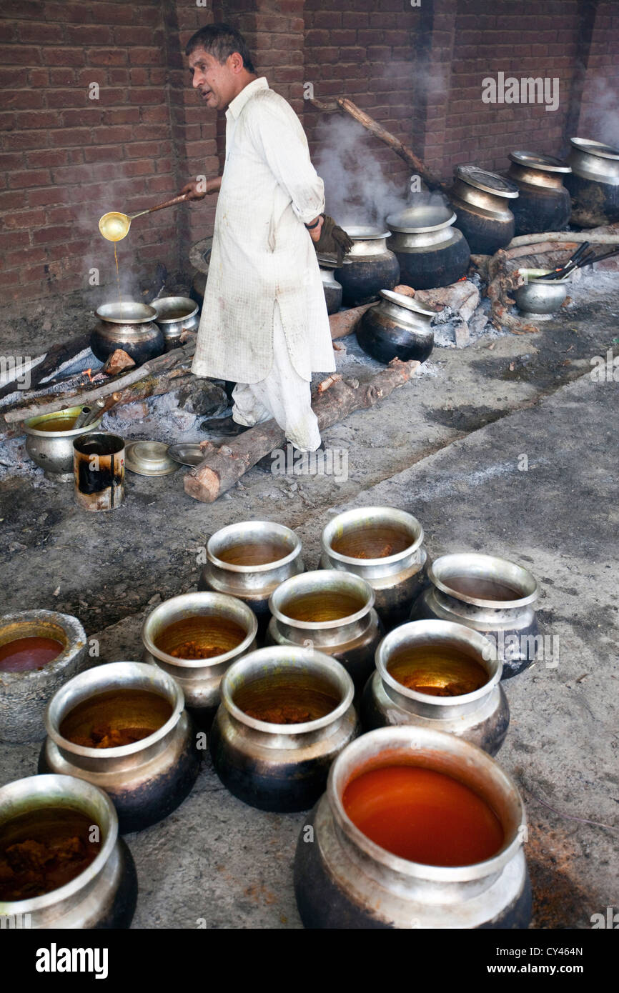 Eine Waza oder Kochen in der kaschmirischen Tradition kocht und bereitet Essen für ein traditionelles Wazwan fest. Srinagar, Kaschmir, Indien Stockfoto