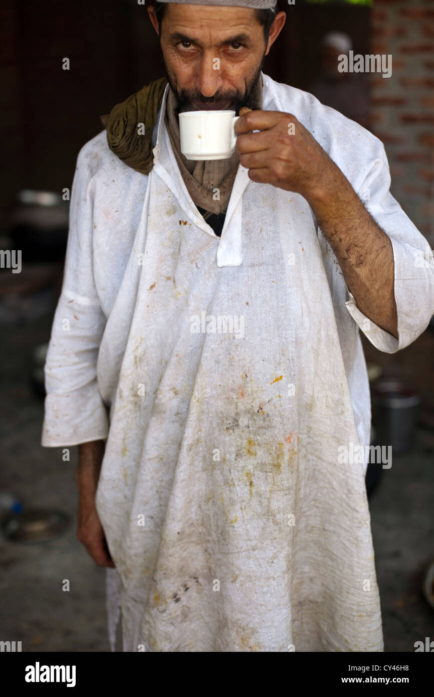Eine Waza oder traditionellen Kochen in der kaschmirischen Tradition ruht und trinkt Tee zwischen Kochen und servieren von Speisen in Wazwan fest. Stockfoto