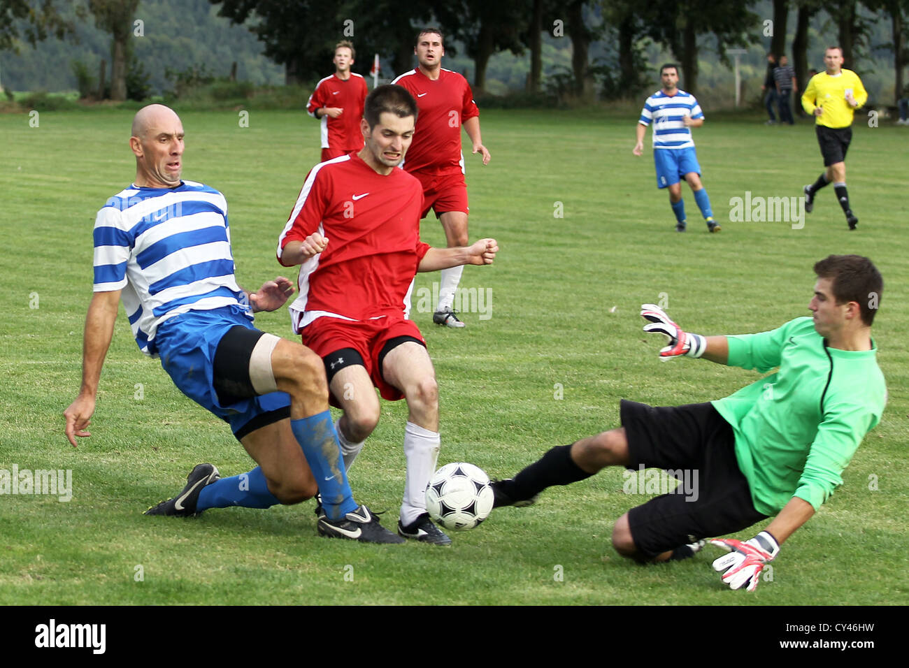 Jan Koller (links) AFK Smetanova Lhota spielt Ball während der 4. Runde Regionalliga gegen Sokol Sepkov im Raum (100 km Stockfoto