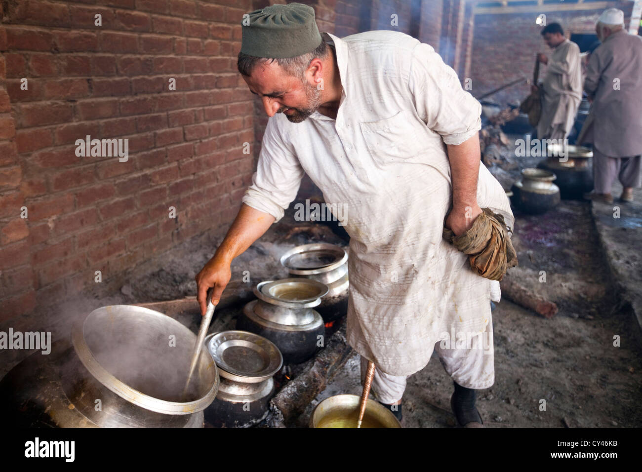 Mohammed Ayub, schlemmen 43, die eine Waza oder traditionellen Kochen in der kaschmirischen Tradition kocht und Speisen am Wazwan serviert. Stockfoto