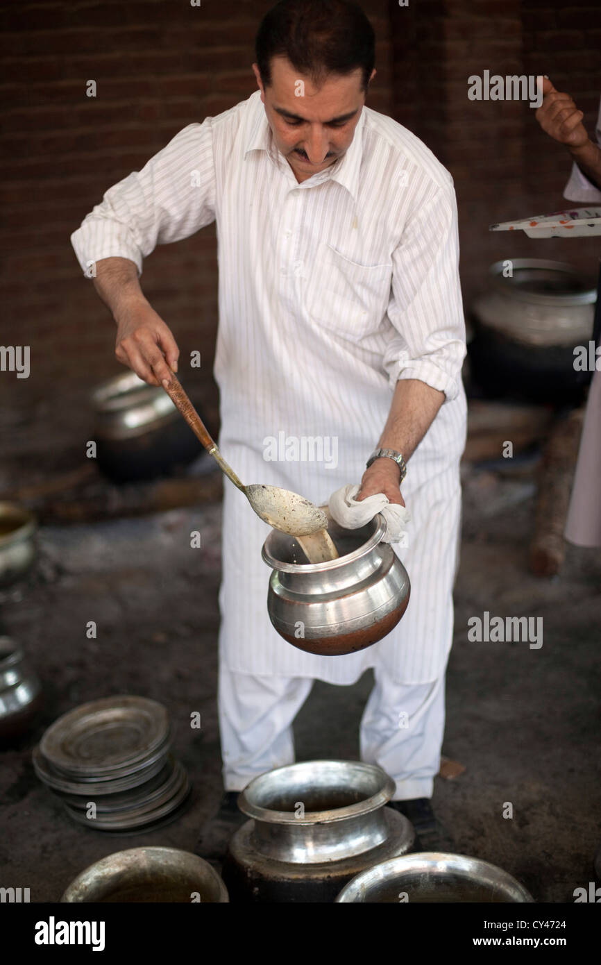 Khan Mohammed Shafi Waza, einem traditionellen Kashmiri Koch kocht Wazwan an ein fest von Kaschmir, Srinagar, Kaschmir, Indien Stockfoto