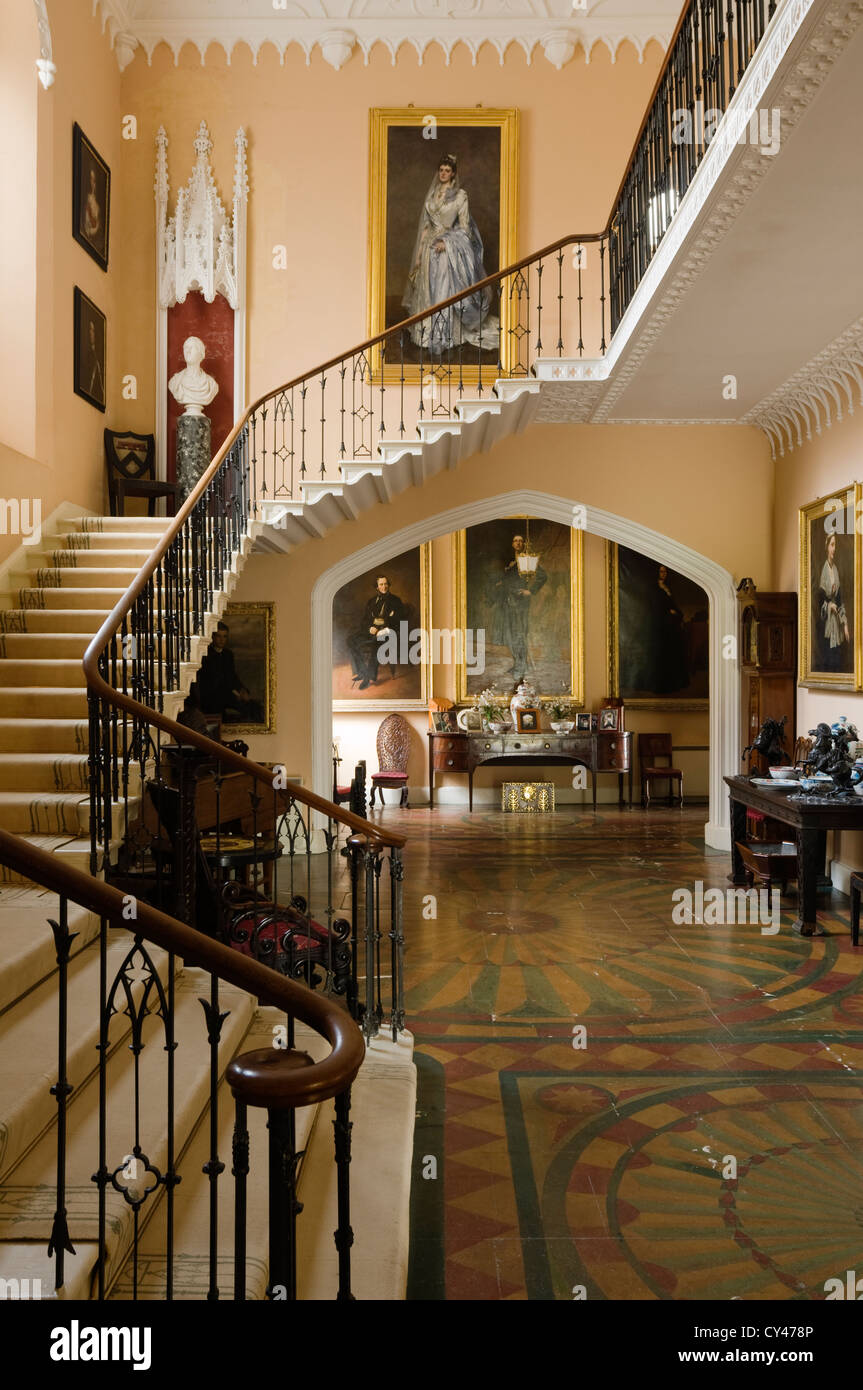 Treppe im Eingangsbereich mit original Bodenfliesen und voller Länge Gemälde Stockfoto
