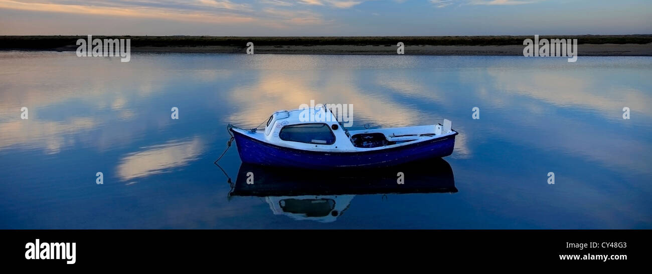 Abenddämmerung Farben auf einem Fischerboot im Blakeney Dorf Hafen an der nördlichen Küste von Norfolk, England, UK Stockfoto