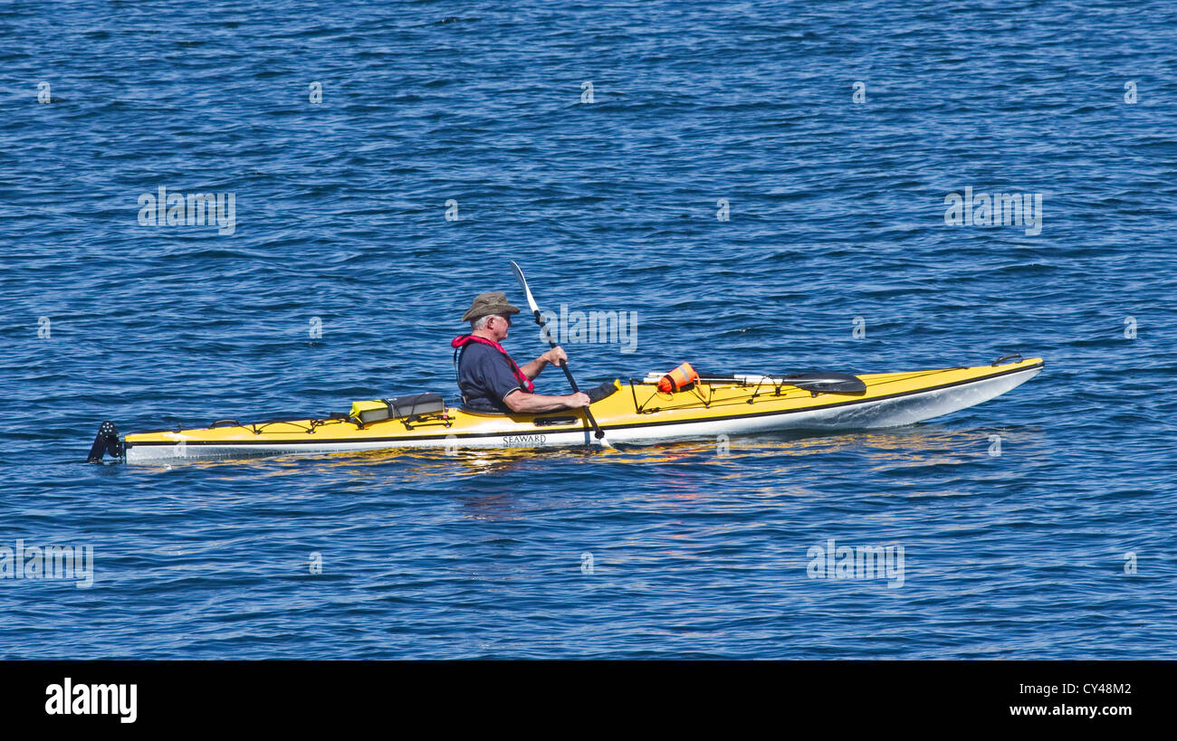 Älterer Mann in einem Meer gehen Kajak Stockfoto