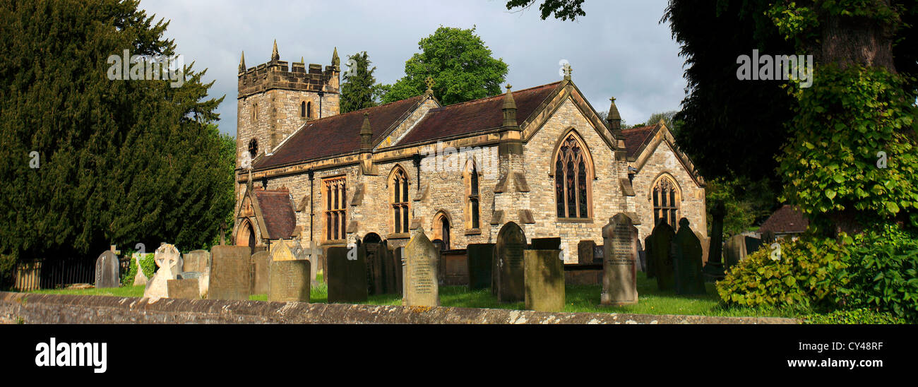 Sommer-Blick auf die Kirche der Heiligen Dreifaltigkeit, Ashford in der Wasserstadt, Peak District National Park, Derbyshire Dales Stockfoto