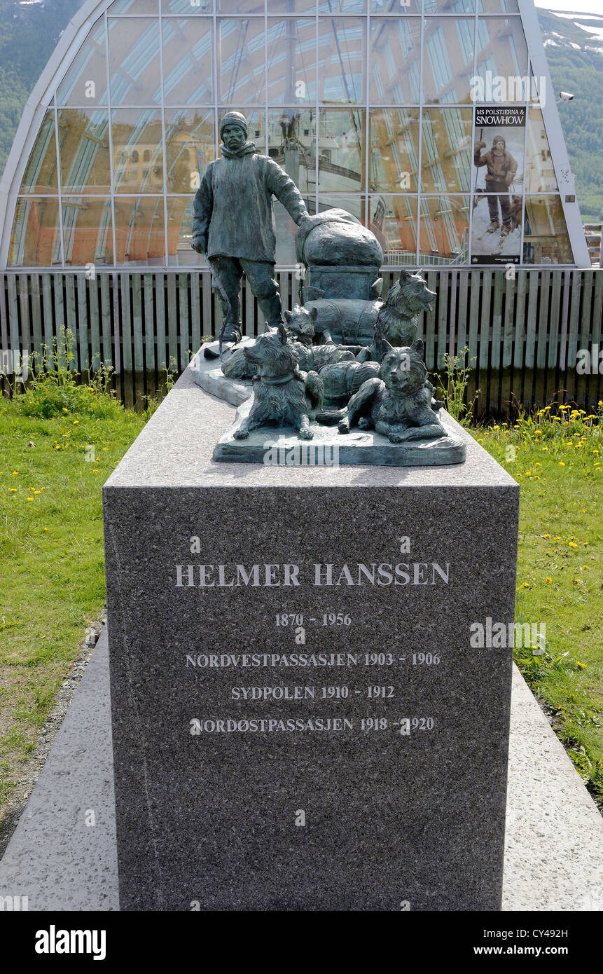 STATUE VON HELMER HANSSEN IN TROMSØ.  Norwegen.  SCANDINAVIA Stockfoto