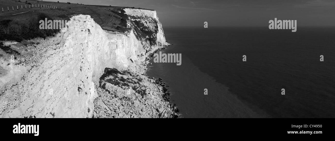 Schwarz / weiß Bild Panorama White Cliffs of Dover; Kent County; England; UK Stockfoto