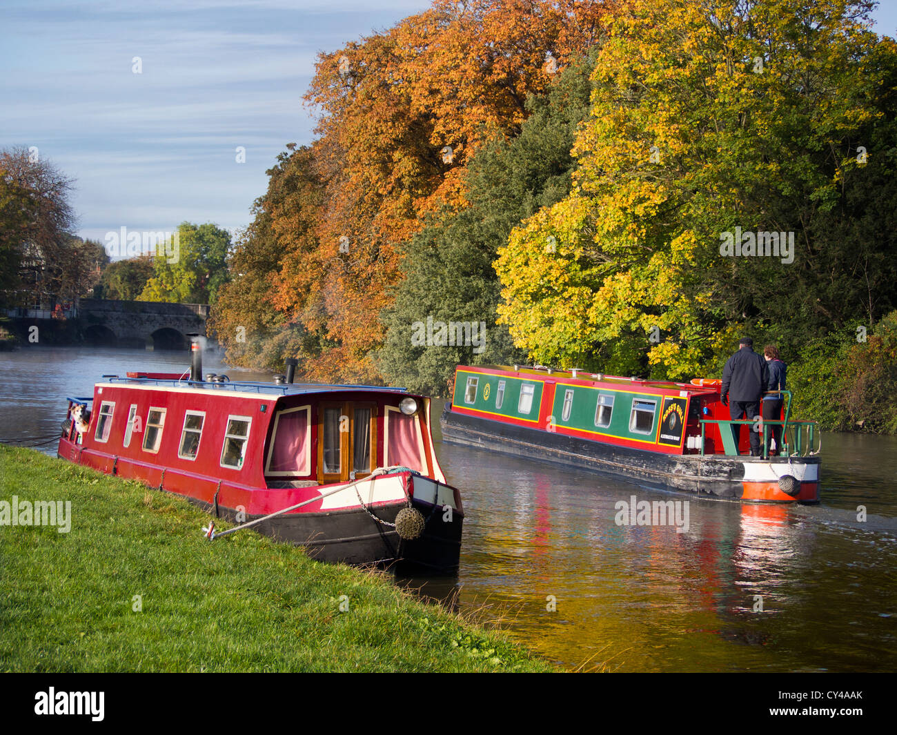 Sportboote von Abingdon Brücke im Herbst 10 Stockfoto